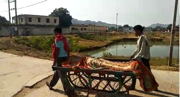 इंसानियत हुई तार-तार, परिजन ठेले पर ले गए महिला का शव - Tikamgarh Health Center