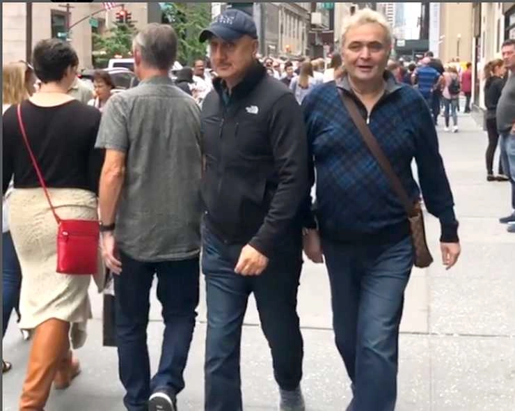 न्यूयॉर्क की सड़कों पर अपने दोस्त के साथ घूमते नजर आए ऋषि कपूर, देखिए वीडियो - rishi kapoor shared a video with anupam kher on the new york streets