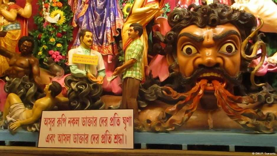 पूजा के पंडाल बदले लोगों की सोच नहीं | Durga Puja West Bengal