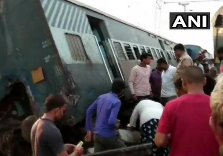 रायबरेली में ट्रेन हादसा : मुख्यमंत्री योगी आदित्यनाथ ने मृतकों के परिजनों को 2 लाख रुपए देने का किया ऐलान, जारी किए गए हेल्पलाइन नंबर - Train accident in Rae Bareli