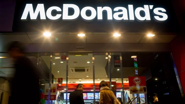 McDonald’s के कैचअप से निकले जिंदा कीड़े, सोशल मीडिया पर VIDEO हुआ वायरल - maggots inside McDonald’s ketchup dispenser