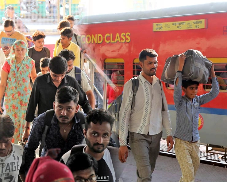 गुजरात से लौट रहे उत्तर भारतीयों को अधिकारी मनाने के लिए स्टेशन पहुंचे, मत जाओ...