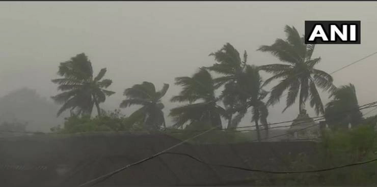 चक्रवाती तूफान 'तितली' ने लिया भयानक रूप, ओडिशा और आंध्र के कई इलाकों में भारी बारिश, तीन लाख लोगों को सुरक्षित स्थानों पर पहुंचाया - cyclone titli hits odisha coast says weather department