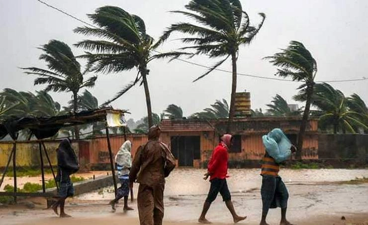 ओड़िशा के बाद बंगाल पहुंची बरबादी की 'तितली', मेदिनीपुर और झाड़ग्राम जिलों में भारी नुकसान - Cyclone Titli, Odisha, Bengal,