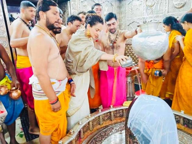 मणिकर्णिका की शूटिंग खत्म कर कंगना रनौत महाकाल की शरण में, फोटो हुए वायरल - kangana ranaut reached the mahakaleshwar temple