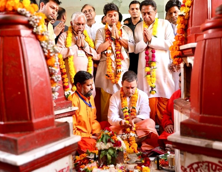 अब राहुल गांधी बने देवी भक्त, दतिया के पीतांबरा पीठ में माथा टेका - rahul gandhi begins madhya pradesh tour offers prayers at temple