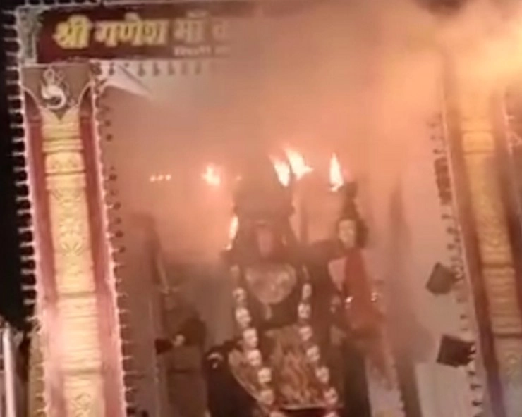 कांग्रेस नेता के हाथ से छूटी आरती की थाली, दुर्गा पंडाल में लगी आग, आयोजकों ने लगाया आरोप - A fire broke out in Durga Pandal