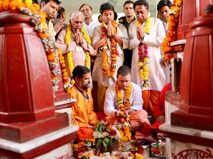 मध्य प्रदेश : सत्ता की कुर्सी के लिए भगवान की शरण में राजनेता - Rahul Gandhi worshiped in temple