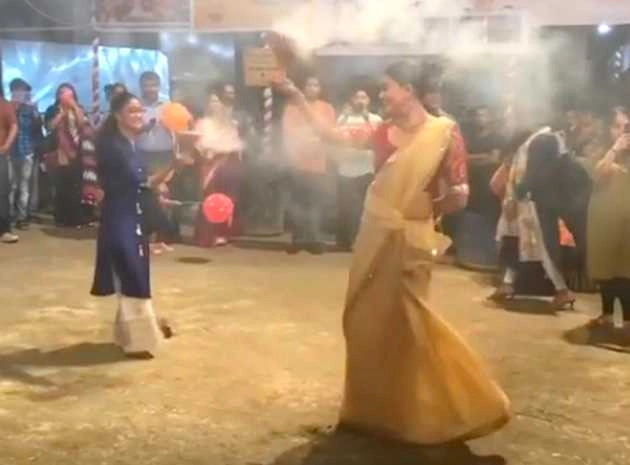 सुष्मिता सेन ने बेटियों संग दुर्गा पंडाल में किया धुनुची नृत्य, देखिए वीडियो - sushmita sen navratri puja dhunuchi dance video