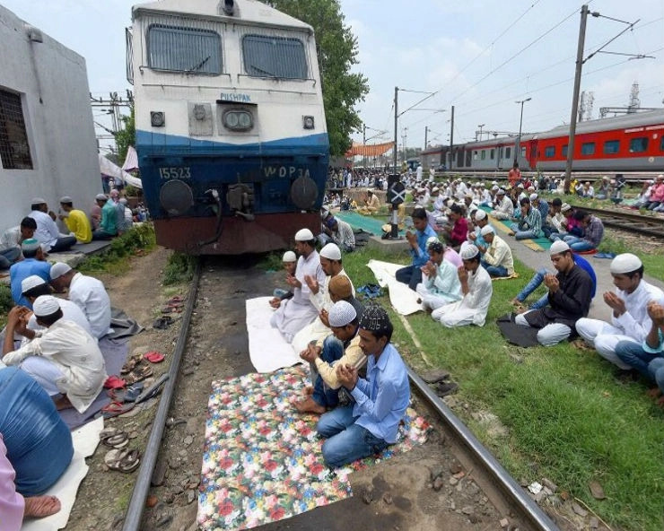 क्या वाकई में नमाज के लिए रोकी गई ट्रेन.. जानिए वायरल तस्वीरों का सच.. - Train not stopped for namaz, fake photos viral