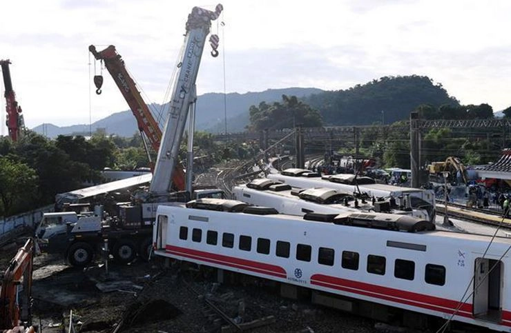 ताईवान में हाईस्पीड ट्रेन के बेपटरी होने से 18 मरे, 164 घायल