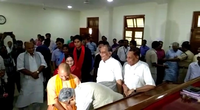 मुख्‍यमंत्री रमनसिंह ने योगी आदित्यनाथ के पांव छुए... (वीडियो) - chhattisgarh cm raman singh touches feet of up cm yogi adityanath