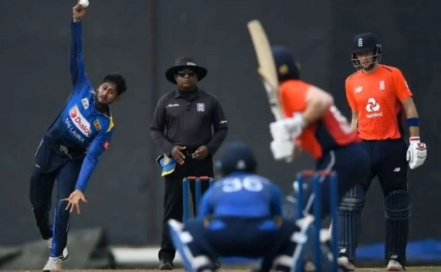 दोनों हाथ से गेंदबाजी करने वाला श्रीलंका का जादुई गेंदबाज - Kamindu mendis is an ambidextrous bowler