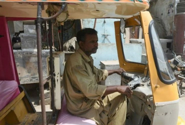 OMG, रिक्शा चालक के खाते में आए 3 अरब रुपए, थर-थर कांपने लगा