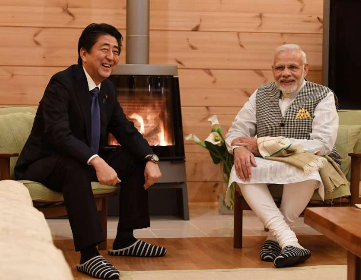 जापानी पीएम आबे ने मोदी से निभाई दोस्ती, आबे के निजी विला पर जाने वाले पहले विदेशी नेता बने - PM Modi becomes first foreign leaders to meet Shinzo Abe in his ville