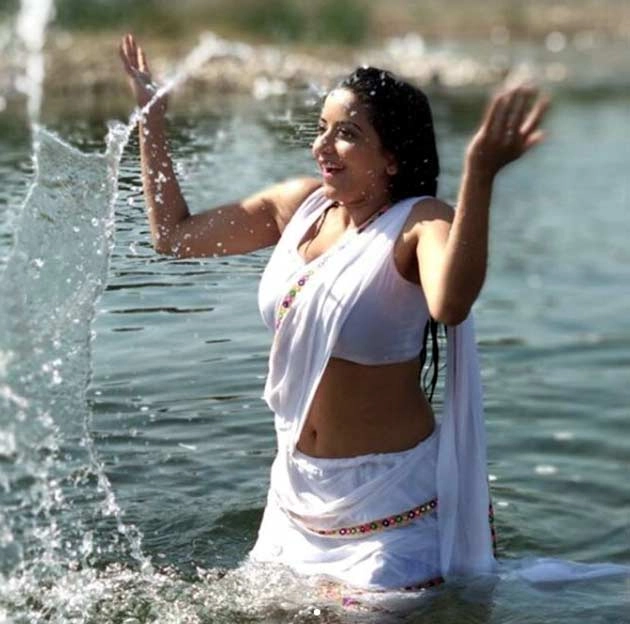 भोजपुरी एक्ट्रेस मोनालिसा ने याद दिलाई मंदाकिनी की, सफेद साड़ी पहन पानी में उतरीं