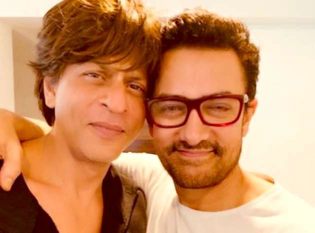 जीरो का ट्रेलर देखकर आमिर बने शाहरुख के फैन, किया ट्रेलर रिव्यू - aamir khan praises shahrukh khan for next film zero