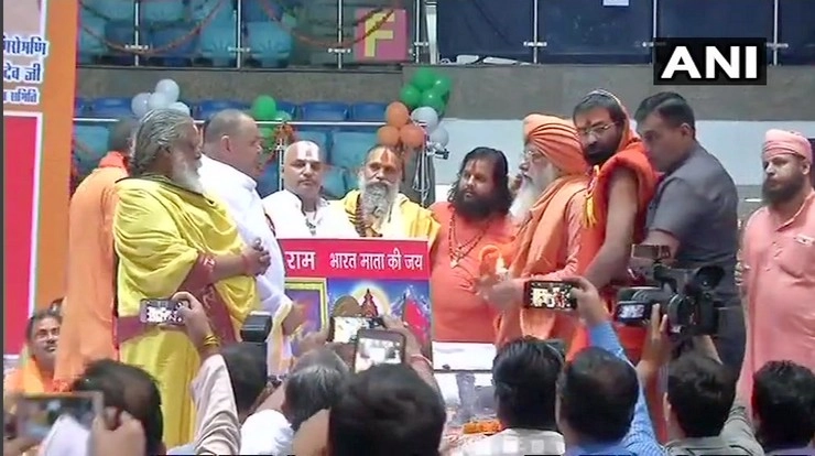 दिल्ली में साधु-संतों का जमावड़ा, राम मंदिर निर्माण को लेकर हो सकता है बड़े आंदोलन का ऐलान - Delhi : Dharmadesh two-day meeting of Hindu seers and saints, begins at Talkatora Stadium