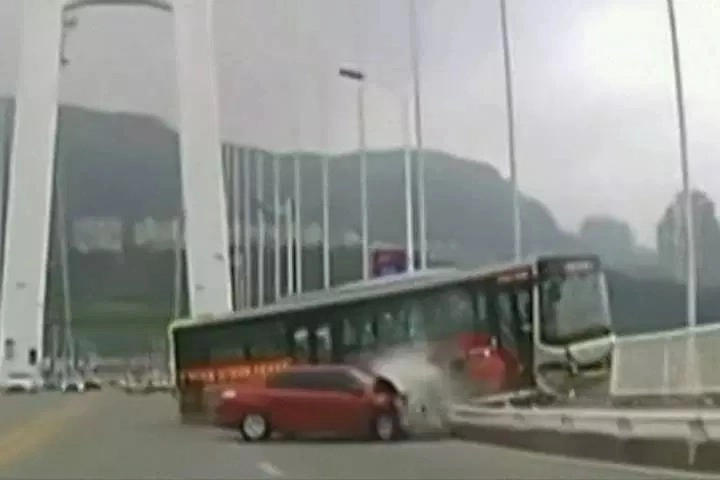ड्राइवर की सीट के पास पहुंचकर महिला लगी झगड़ने, एक भी यात्री जिंदा नहीं बचा - Chinese passenger bus accident