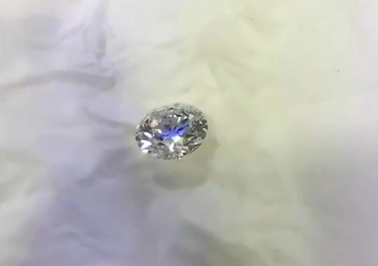 60 लाख का हीरा चुराकर निगल लिया, मुंबई हवाई अड्‍डे पर पकड़ी गई... - Diamond woman theft