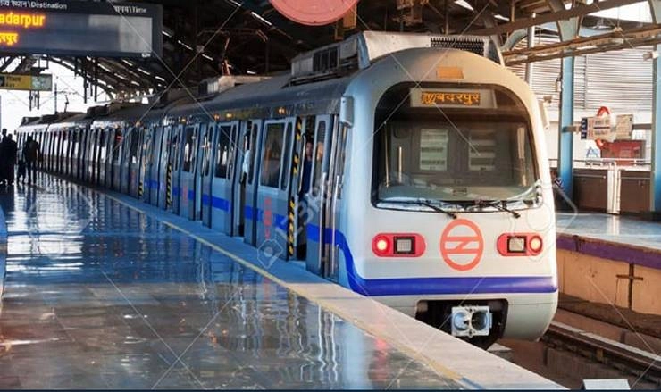 दिल्ली मेट्रो लाइन पर आई तकनीकी खराबी, ट्रेनें हुईं लेट