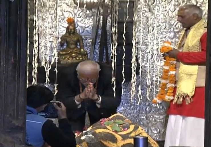 केदारनाथ मंदिर में पीएम मोदी, पहले पूजा, फिर परिक्रमा और किया बर्फबारी का दीदार - PM Modi in Kedarnath mandir