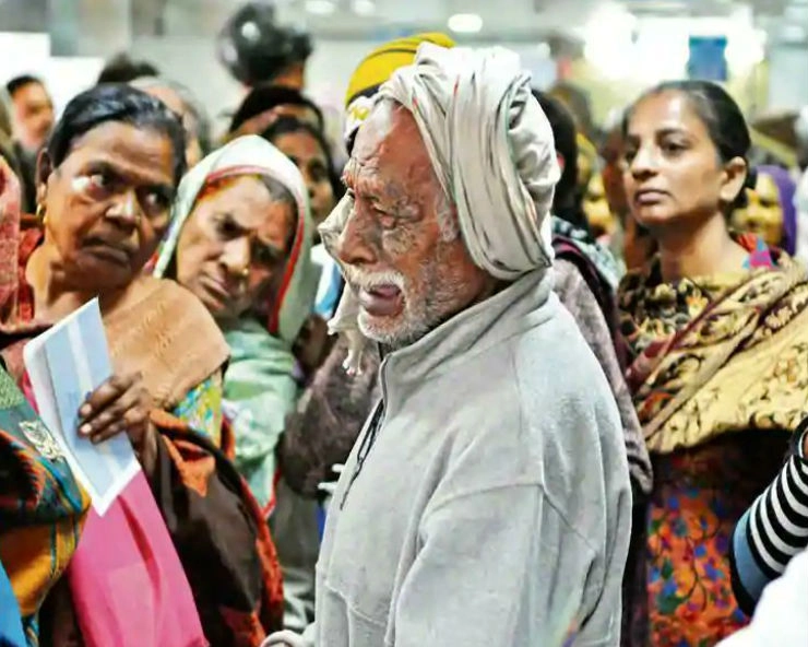 नोटबंदी के दो साल बाद फिर VIRAL हुई रोते हुए बुजुर्ग की तस्वीर, जानिए क्या है सच.. - Old man crying outside bank demonetisation photo viral