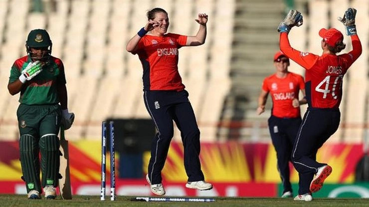 महिला ट्वंटी-20 विश्वकप में इंग्लैंड ने बांग्लादेश को 7 विकेट से हराया - Womens Cricket match, T-20 Cricket, Christy Gardens
