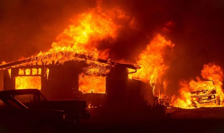 कैलिफोर्निया के जंगलों में भीषण आग, कस्बा जलकर खाक, 44 की मौत