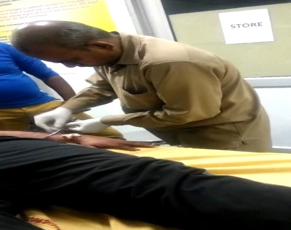 हरियाणा में चपरासी ने घायल को टांके लगाए, डॉक्टर खड़ा देखता रहा... - Haryana peon treatment patient