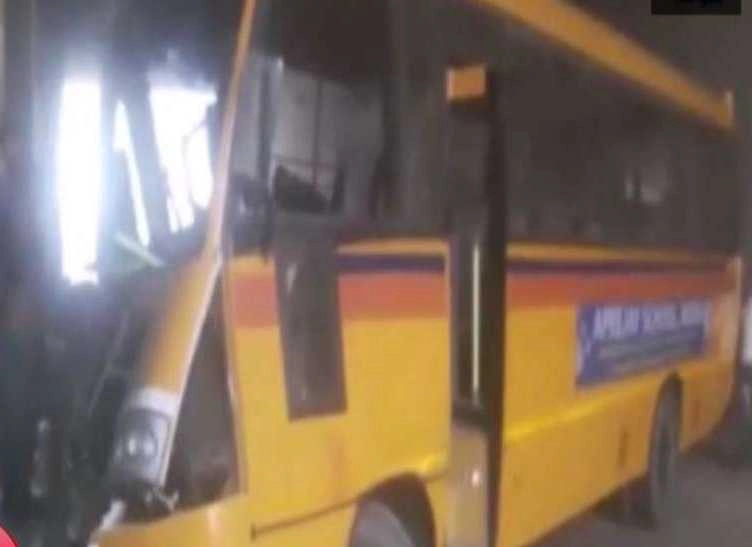 नोएडा में पिलर से टकराई एपीजे स्कूल की बस, 12 से ज्यादा बच्चे घायल - noida school bus accident