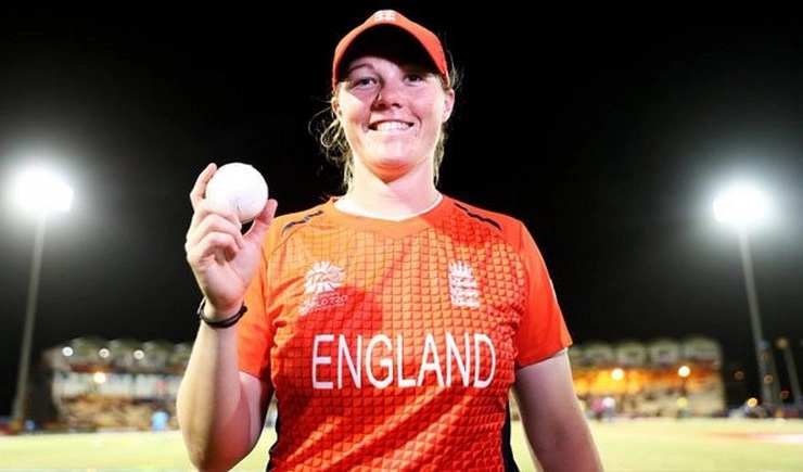 महिला ट्वंटी-20 विश्वकप मुकाबले में श्रबसोल और शिवर ने इंग्लैंड को सेमीफाइनल में पहुंचाया
