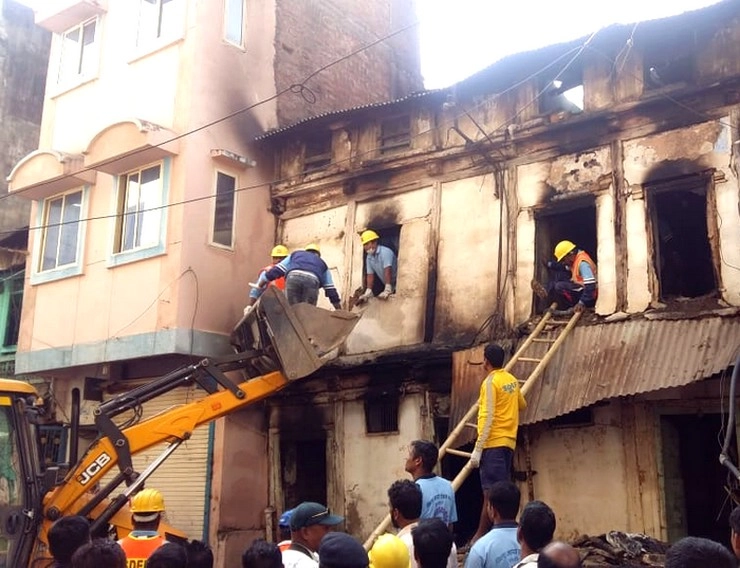 सभी लोग गहरी नींद में थे और घर में आग लग गई, 3 लोगों की मौत - Fire in house in Indore