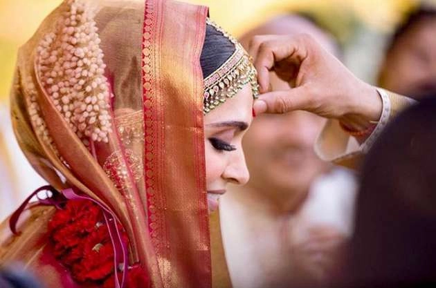 दीपिका की शादी में मां ने गिफ्ट की साड़ी, तो गले लगकर रोए पापा - deepika mother gifted her a wedding saree