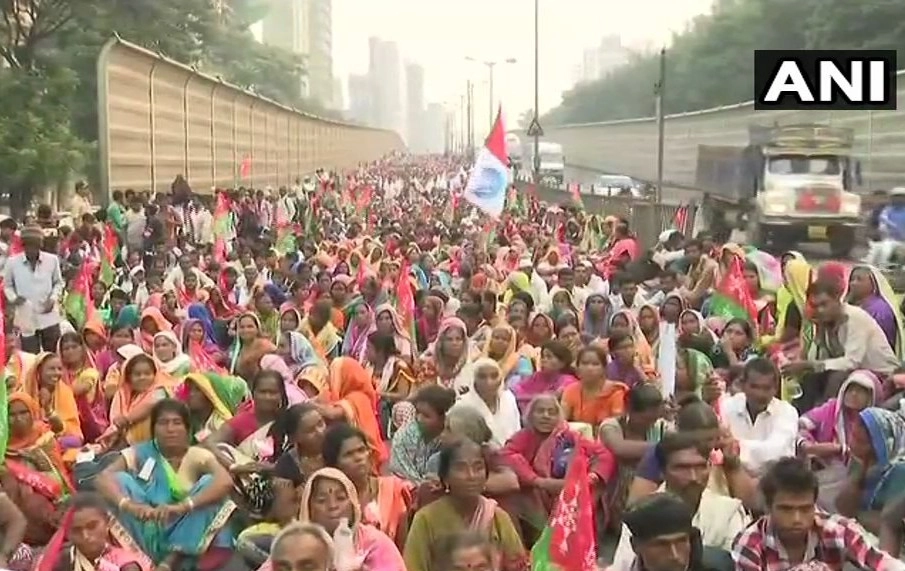 मुंबई में किसानों का प्रदर्शन, सड़क पर उतरे 20 हजार किसान, सीएम ने भेजा बातचीत का न्योता - Farmers protest in Mumbai