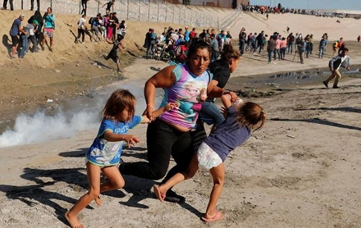 अमेरिका ने मेक्सिको सीमा पार कर रहे शरणार्थियों पर आंसू गैस के गोले छोड़े