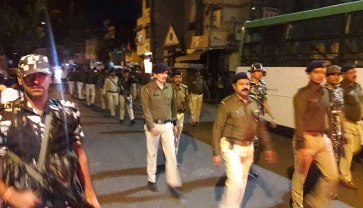 इंदौर में जिला प्रशासन और पुलिस के अधिकारियों ने निकाला संयुक्त फ्लैगमार्च
