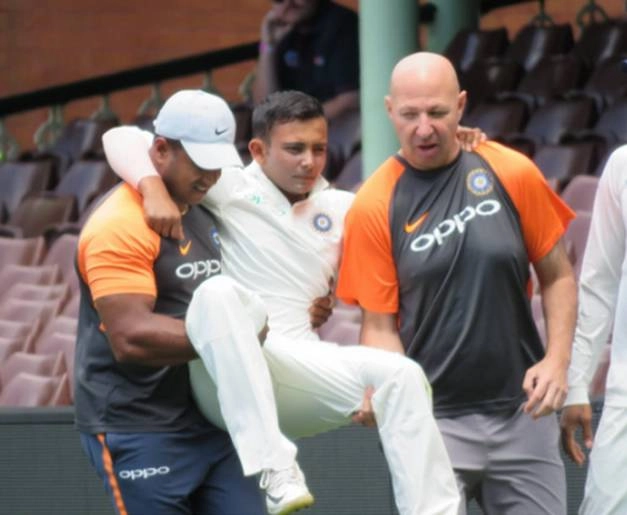 एडिलेड टेस्ट से पहले टीम इंडिया को बड़ा झटका, पृथ्‍वी शॉ घायल - Prithvi Shaw insured before adelaide test