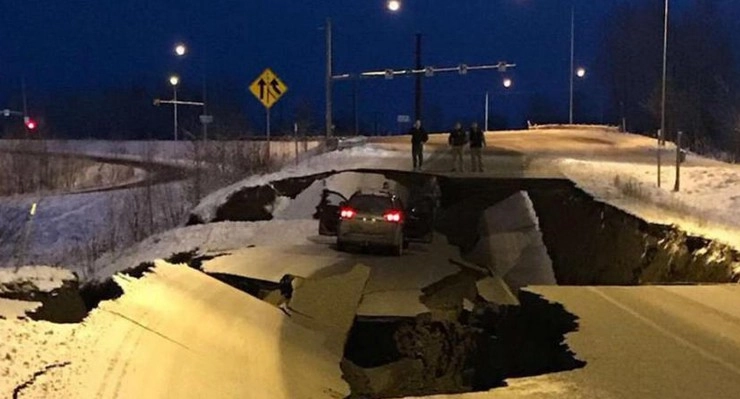 शक्तिशाली भूकंप से हिली अलास्का की धरती, पुल गिरे, सड़कें फटीं (देखें तस्‍वीरें) - Powerful earthquake in Alaska