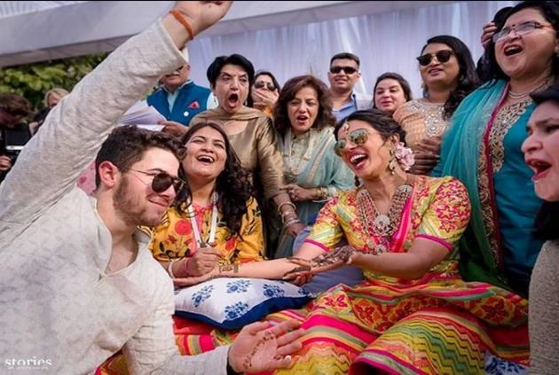 फैंस को रास नहीं आई प्रियंका की शादी में आतिशबाजी, सोशल मीडिया पर जमकर किया ट्रोल - priyanka chopra get trolled for firecrackers use on wedding