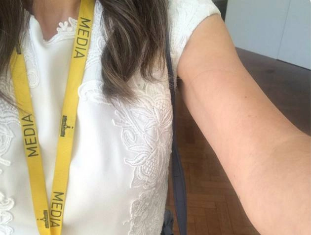 महिला पत्रकार को महंगा पड़ा छोटी बांह की ड्रेस पहनना, संसद से निकाला - woman journalist sent out of parliament due to short dress