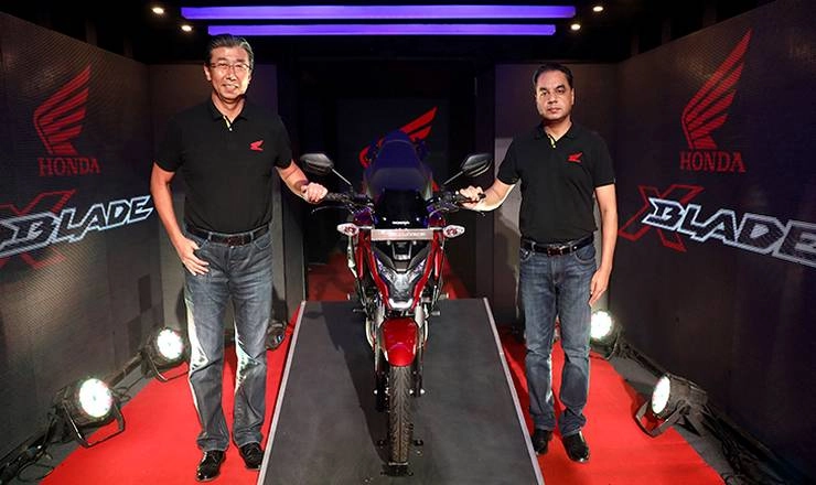होंडा ने लॉन्च की एक्स-ब्लेड एबीएस मोटरसाइकल, कीमत 88 हजार रुपए - Honda launches 2018 X-Blade Motorcycle