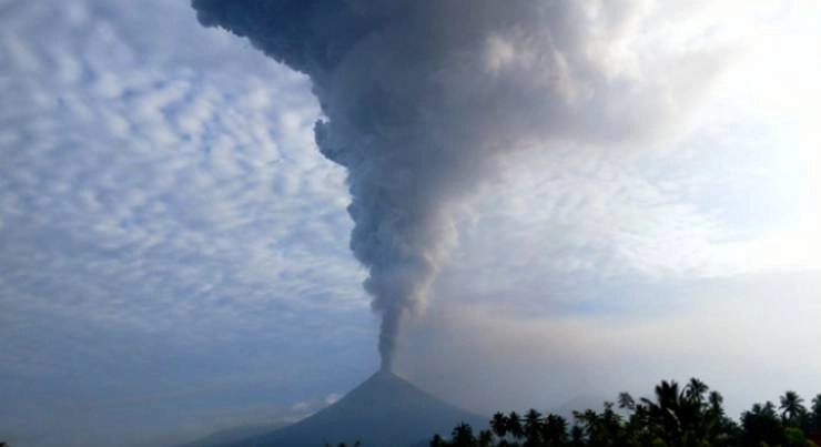 माउंट सोपुतान ज्वालामुखी में भीषण विस्फोट, 7.5 किलोमीटर तक उछला राख का ढेर