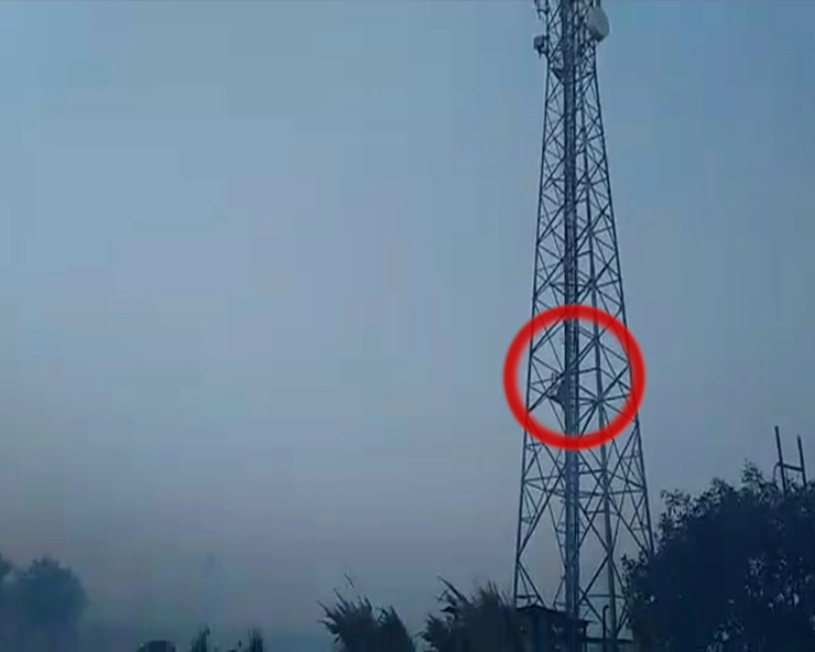 जमीन के विवाद में टॉवर पर चढ़ा किसान, बोला- कूद जाऊंगा... (वीडियो) - farmer climb on tower