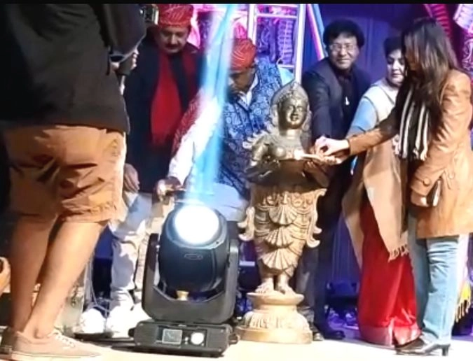 खजुराहो फिल्मोत्सव में जूते-चप्पलों में सरस्वती वंदना - Khajuraho film festival