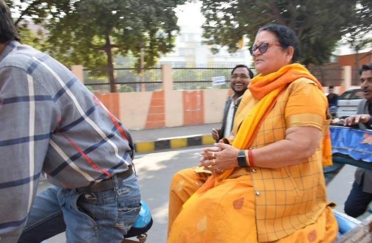 जब महापौर को आया गुस्सा, कार छोड़ रिक्शा से निकल गईं घर - Kanpur Mayor gets angry