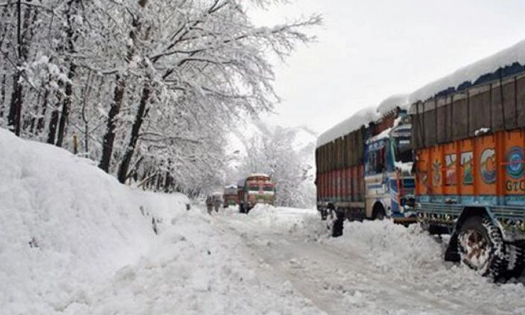 सैकड़ों वाहन जम्मू से श्रीनगर रवाना, लेह राजमार्ग व मुगल रोड बंद - Jammu Kashmir