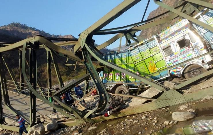 उत्तराखंड में 115 साल पुराना पुल टूटा, 2 मरे, 3 घायल - Uttarakhand