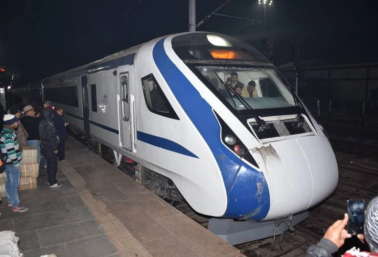 जानिए ऐसा क्या हुआ कि 24 घंटे के अंदर दो बार कानपुर आई हाईस्पीड T-18 ट्रेन - High speed T-18 train