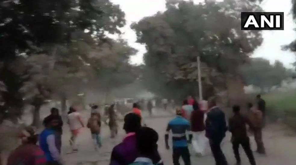 गाजीपुर में पीएम मोदी की रैली के बाद पुलिसकर्मियों पर पथराव, सिपाही की मौत - stone pelting on policemen in ghazipur after pm modi rally